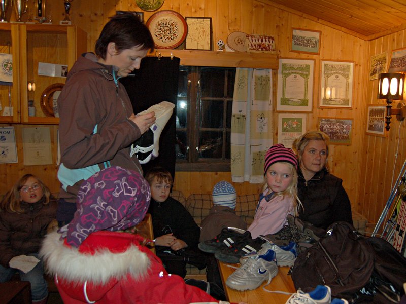 Linda studerer slalomsko, Karen, Marius, Kristin, Kjersti og Oda følger med 