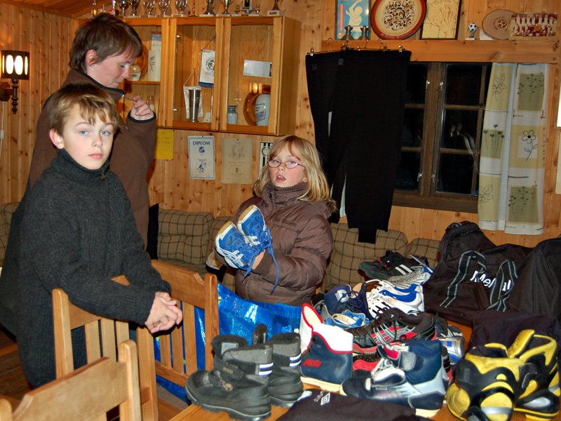 Marius og Karen var sammen med mamma på loppemarked. Karen kikker på sko  