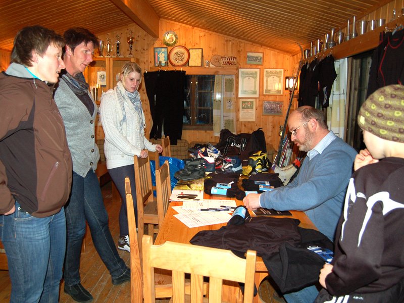 Johanne, Karin, Kristin, Arnt og Sivert studerer varene fra Ullmax  