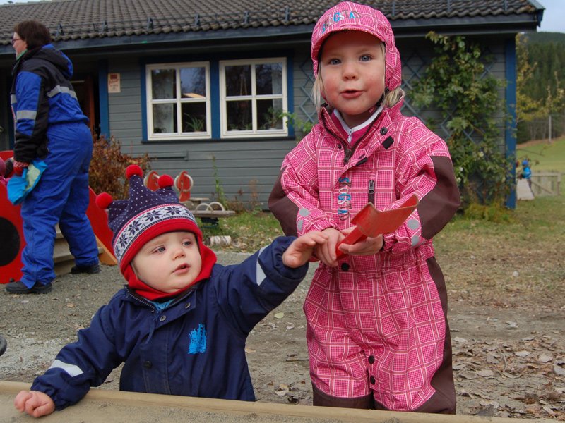 Julian og Marit Eline ved sandkassen 