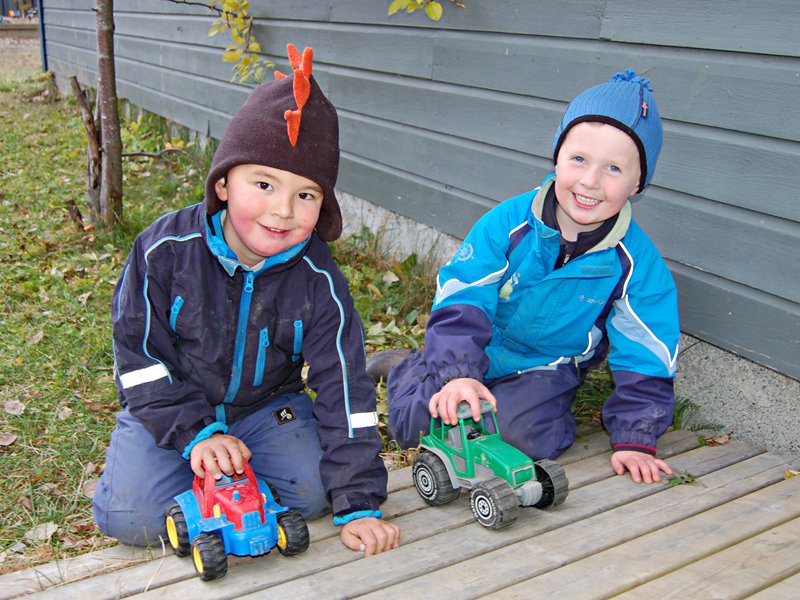 Magnus og Erik lekte seg på trappa  