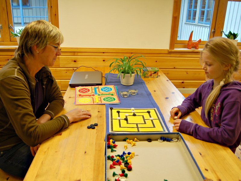 Bjørg og Amanda spiller mil 