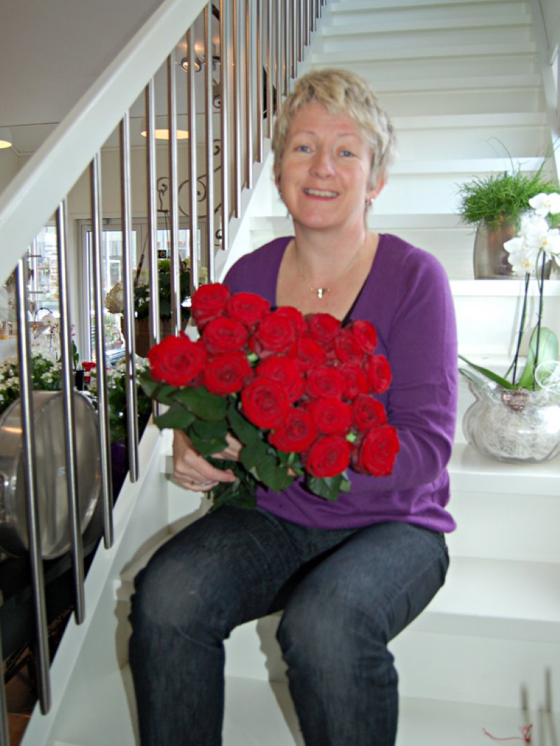 Mari med en flott rosebukett  