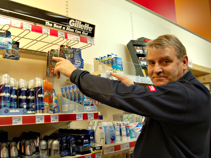 Herfra er det forsvunnet mye barberblad, forteller Inge  