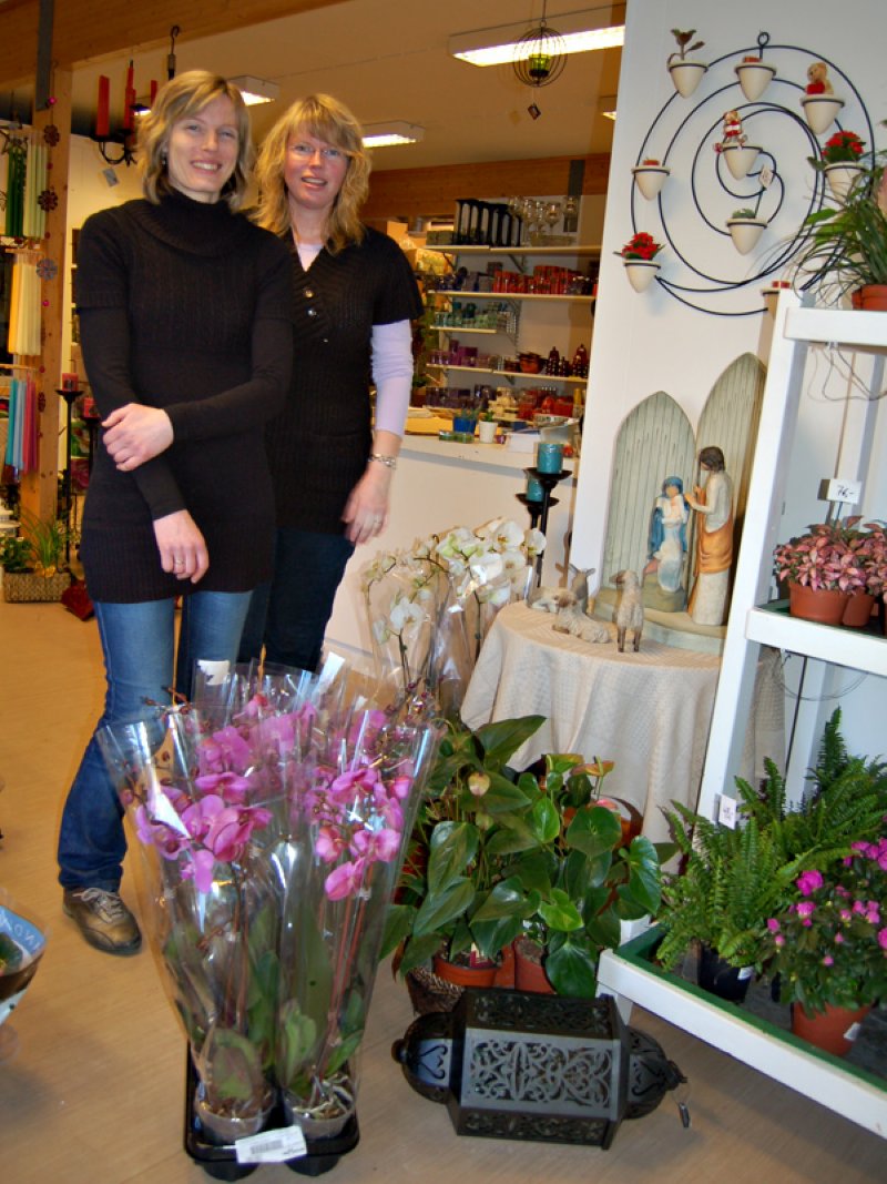 Joren og Astrid trives i blomsterbua  