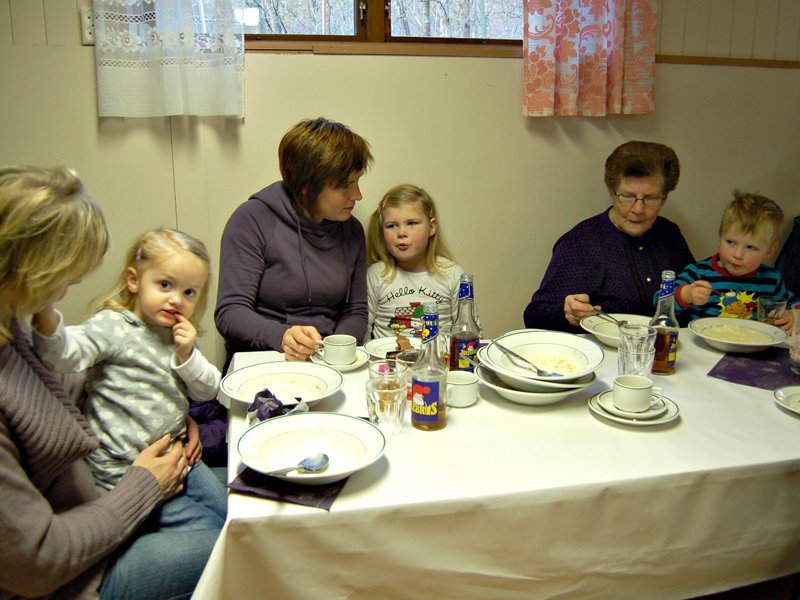 F.v.: Sissel og Mia, Nina og Kine, Margit og Simen 