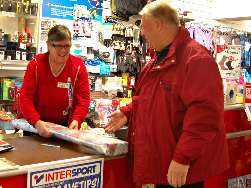 Osvald på julehandel hos Intersport 