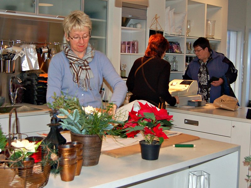 Mari pakker inn blomster  