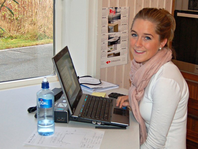 Marit Johanne godt plassert foran PC´n 