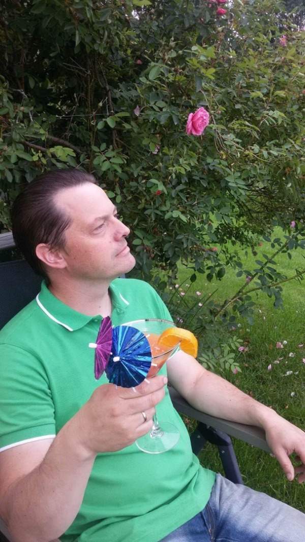 Meldals utsending til kongelig hageselskap torrtrener hjemme pa Stene mens Joren mixer drinker og fungerer som 22hoff fotograf22