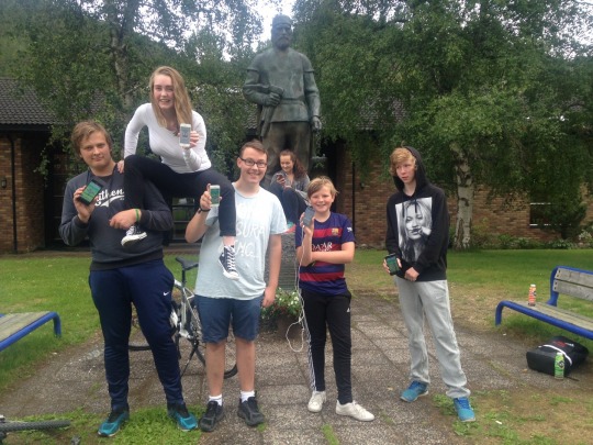 Mikael Sand Marlene Myhre Mathias Garden Paul Adrian Paulsen og Hakon Ree er ivrige Pokemon Go gamere. I bakgrunnen sitter Dzenita Fridtjofsen.