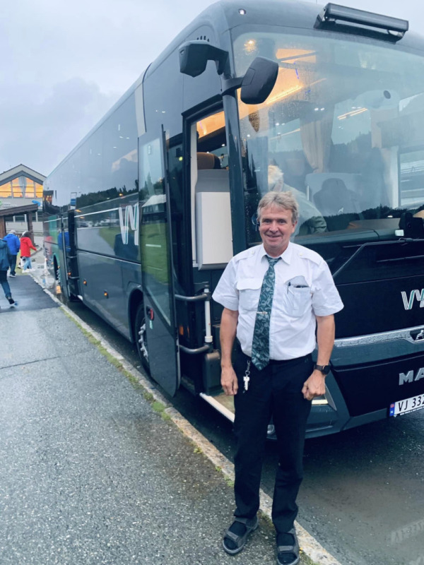 365293718 3136623793309245 5762183541890876426 n.jpg Var hyggelige vitseforteller og bussjafor Borge Flones