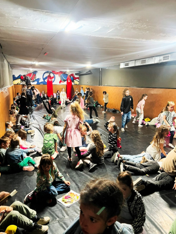 Ukrainske skolebarn lav Mostphotos